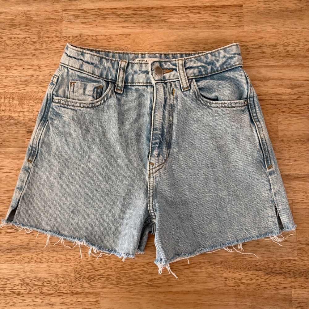 Zara Womens Light Wash High Waisted Denim Shorts Frayed Hem Size 0